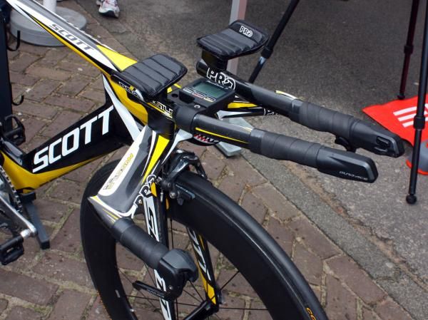 Marco Pinotti (HTC-Columbia) is using PRO's new Missile Evo aerobar system on his Scott Plasma 3.