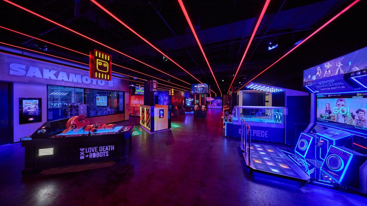 NETFLIX ハウス ダラス - リプレイ。写真：ジャスティン・クレモンズ＆コピー; 2025 Netflix Attractions, LLC.