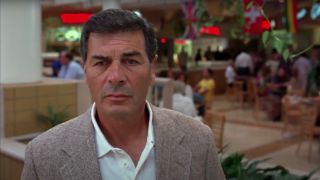 Robert Forster standing in a mall in Jackie Brown