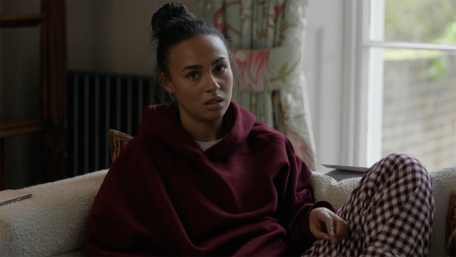 Gemma mirando con poca expresión en Ted Lasso temporada 4 episodio 8