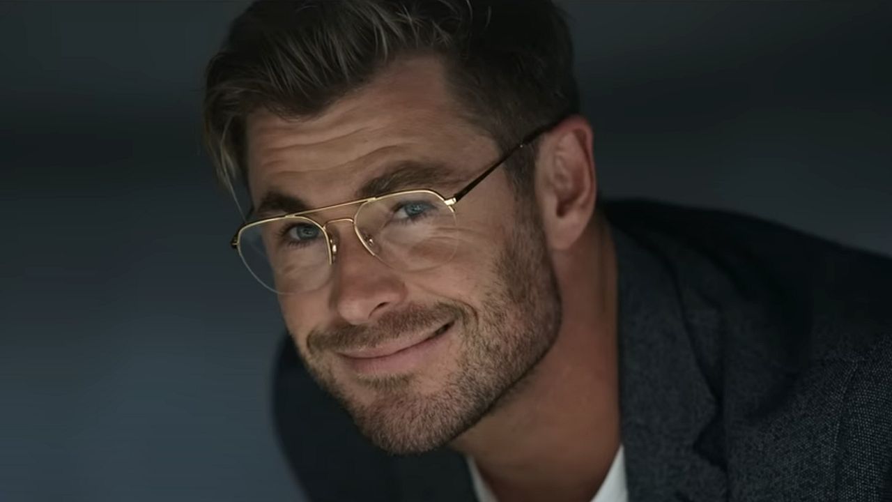 Chris Hemsworth Lächelt In Spiderhead