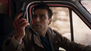 Steven Grant ser sjokkert ut, holdende i en pistol i «Moon Knight» fra Marvel Studios