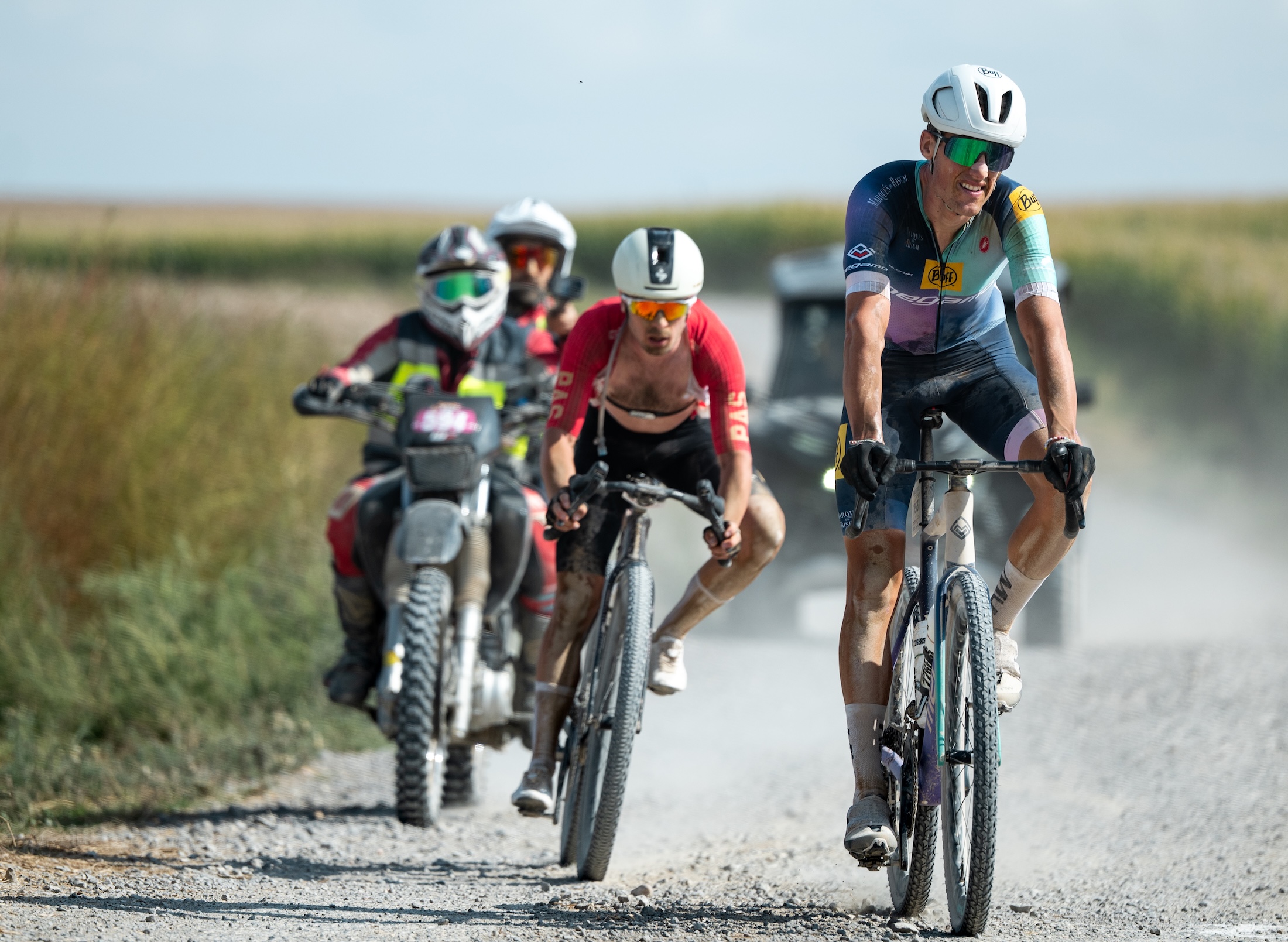 Batalla con dos crillas entre Wout Alleman (derecha) y Magnus Bak Klaris para la victoria en 2025 Ranxo Gravel