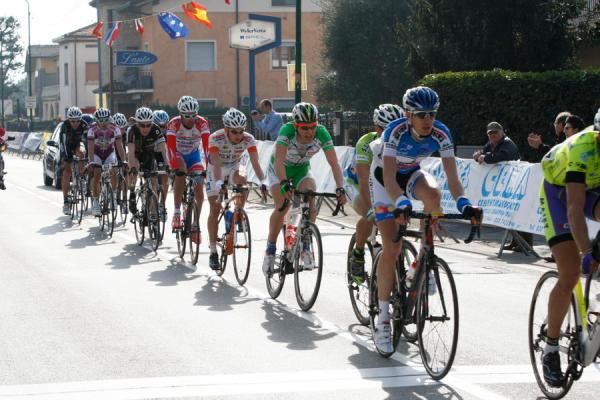 The peloton, with an attentive Cattaneo patrolling the front.