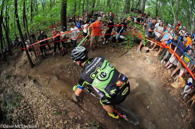 A Cannondale rider riding S-Turns on the woods