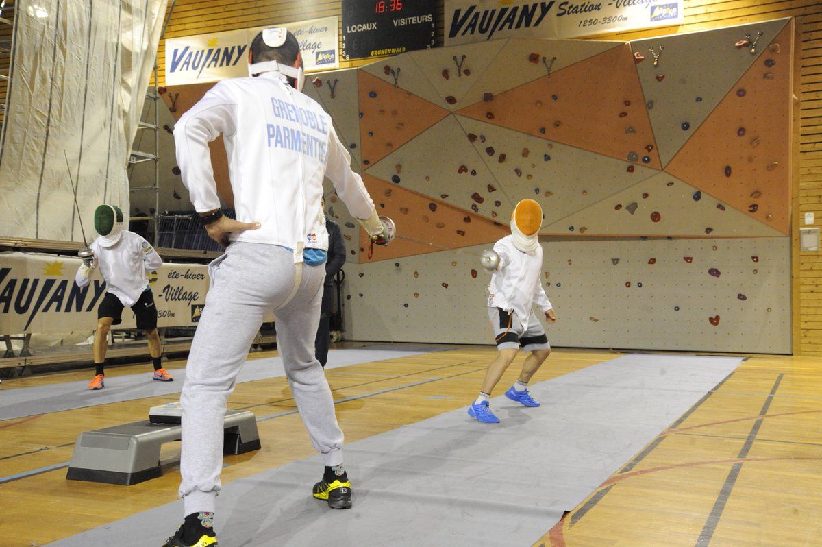 Sam Dumoulin tries his hand at fencing