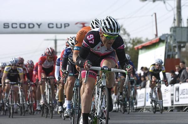 New Zealander Gordon McCauley (AAL Hyster-Rush Racing) drives the peloton on the concluding laps.