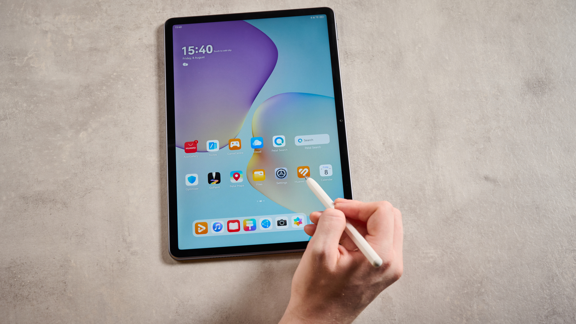 Someone holding Huawei M-Pen Gen 3 against Huawei MatePad 11.5