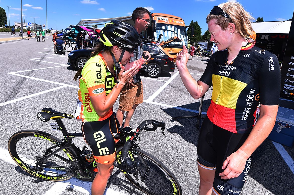 Jolien d'Hoore (Wiggle-High5) shows Chloe Hosking (Al&eacute; Cipollini) how small the margin of victory was