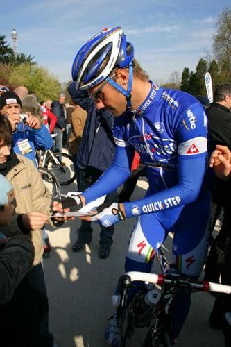 Tom Boonen (Quickstep-Innergetic) gives an autograph.