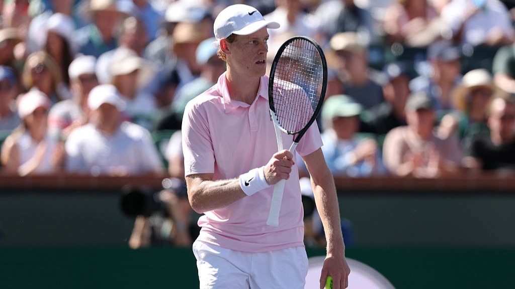 Jannik Sinner acknowledges the crowd after winning a point at Indian Wells 2026