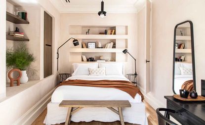 Cosy guestroom with central bed