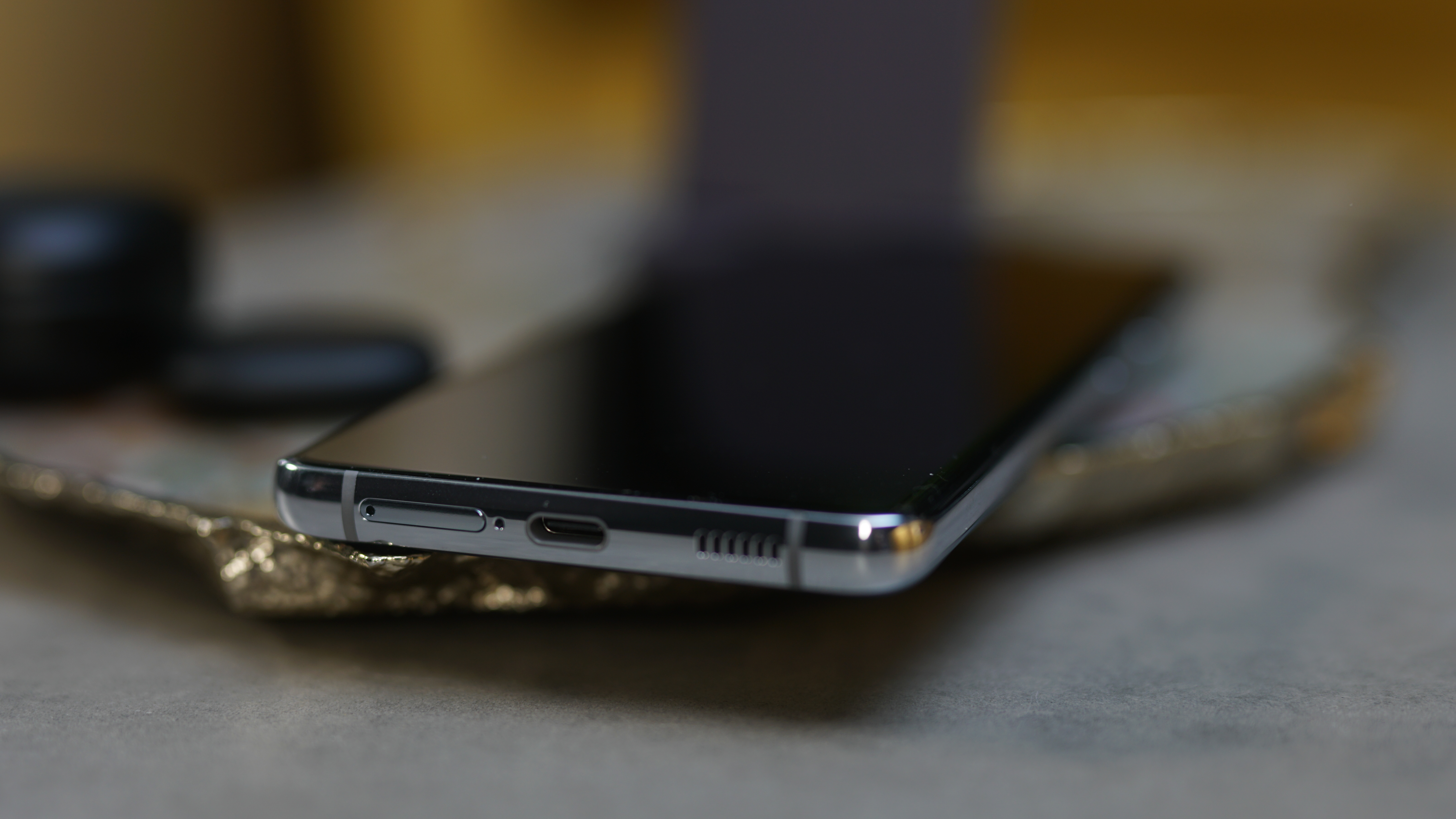 Samsung Galaxy S21 Ultra i sort liggende set fra bunden