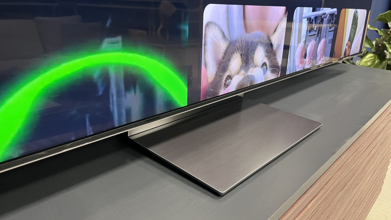 Stativet p&aring; Samsung QN900D.