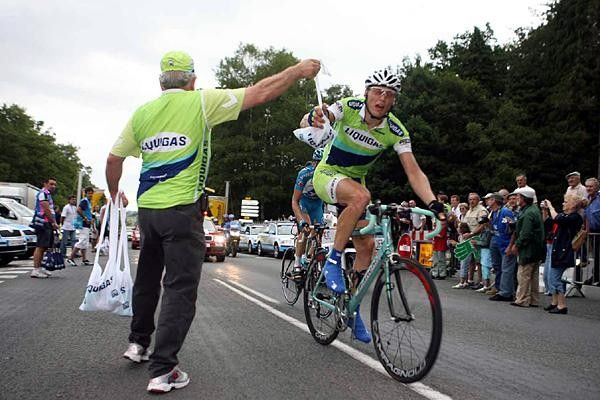 Magnus Backstedt (Liquigas) grabs a feed bag