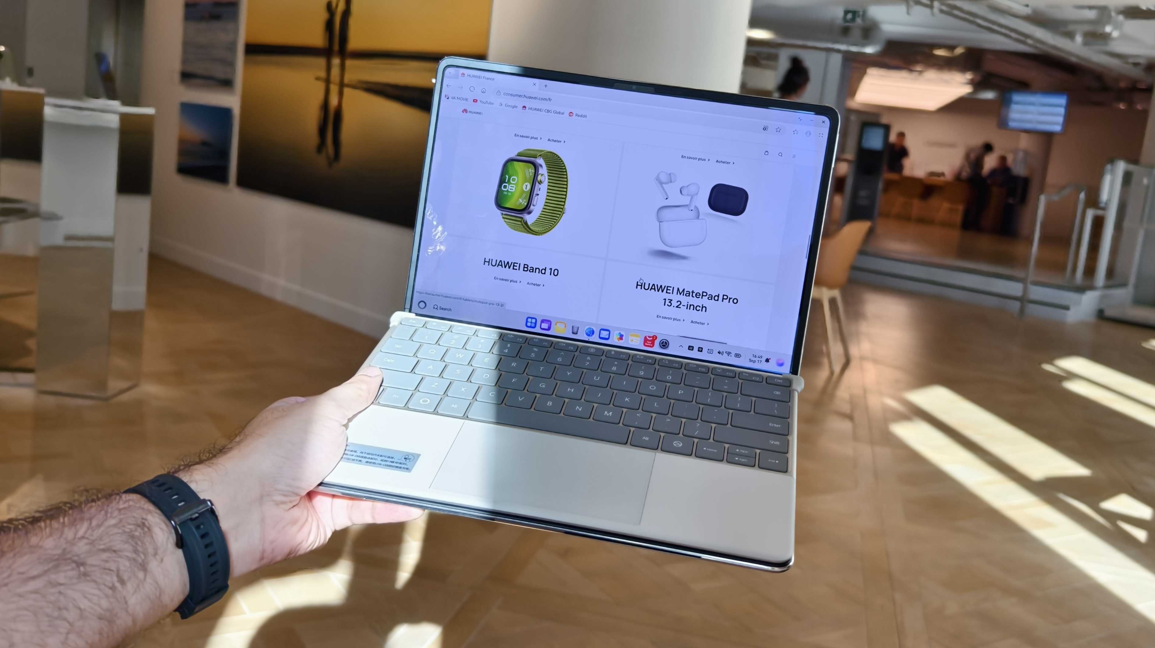 Huawei MateBook Fold's thin design.