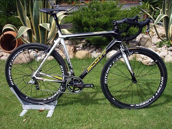 Cyclo-crossers can lighten up this fall with a new all-carbon frame said to weigh less than 1kg.