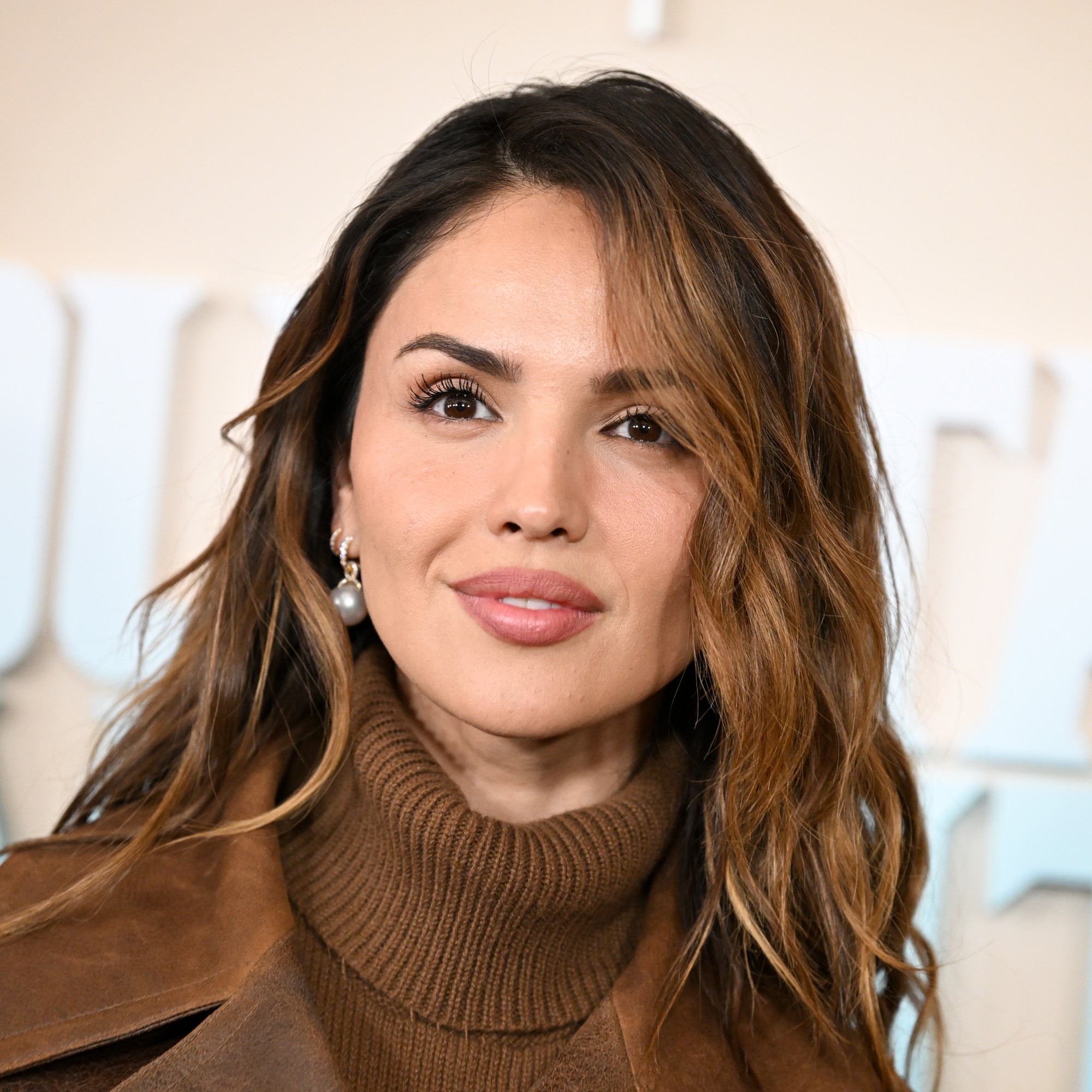 Eiza Gonzalez shows off her caramel highlights with dark brown roots.