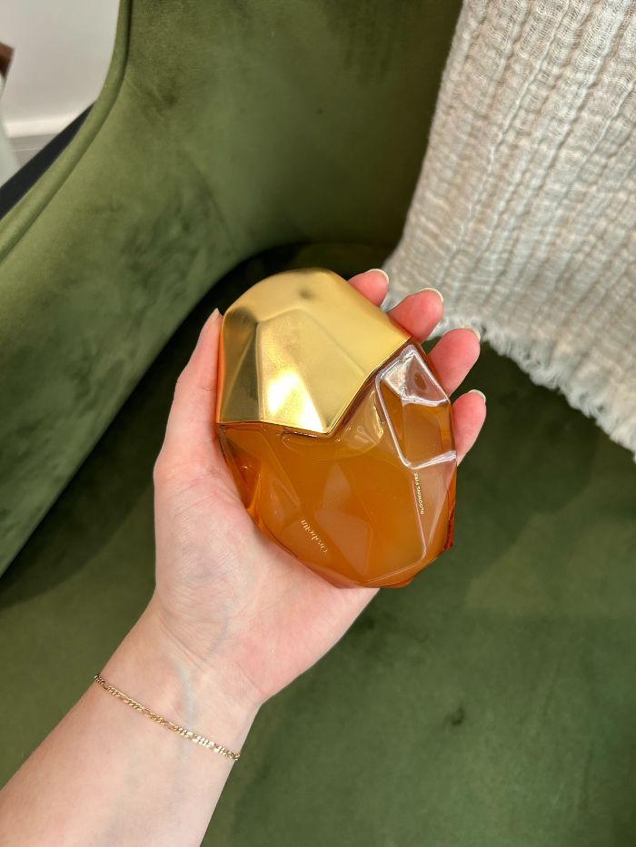 Grace Lindsay, editora de belleza junior, prueba los perfumes Orebella