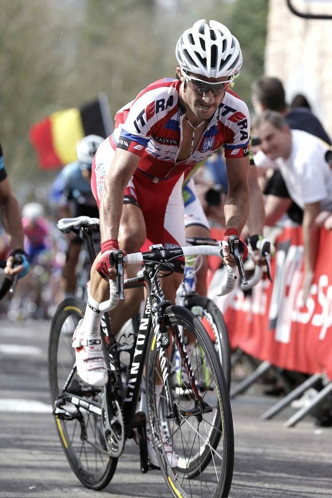 Dani Moreno (Katusha) gives it a final push before reaching the top of the Mur