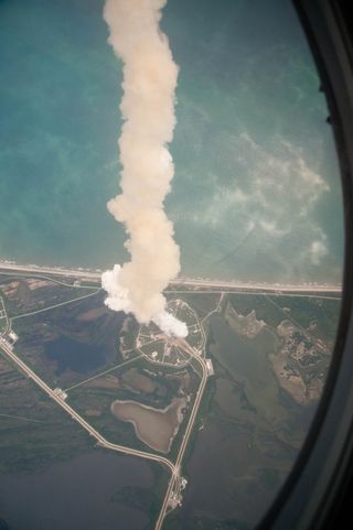 Atlantis' Exhaust Plume Seen from Plane Window