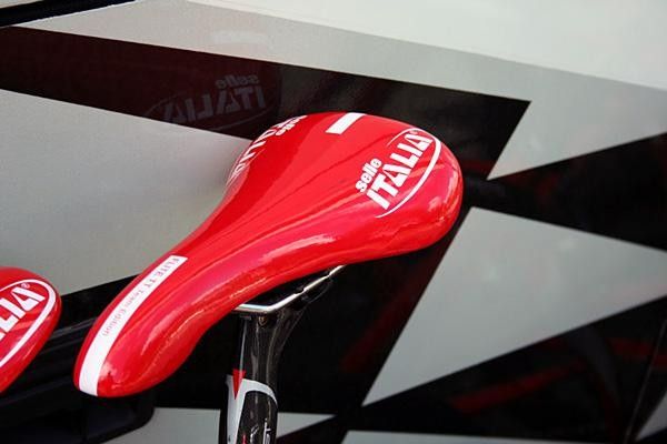 Caisse d'Epargne is sporting custom red-finished saddles from Selle Italia.