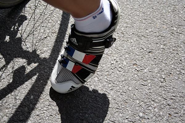 Nicolas Vogondy (Agritubel) has his outfit completed by two tricoleurs on his Adidas' straps.