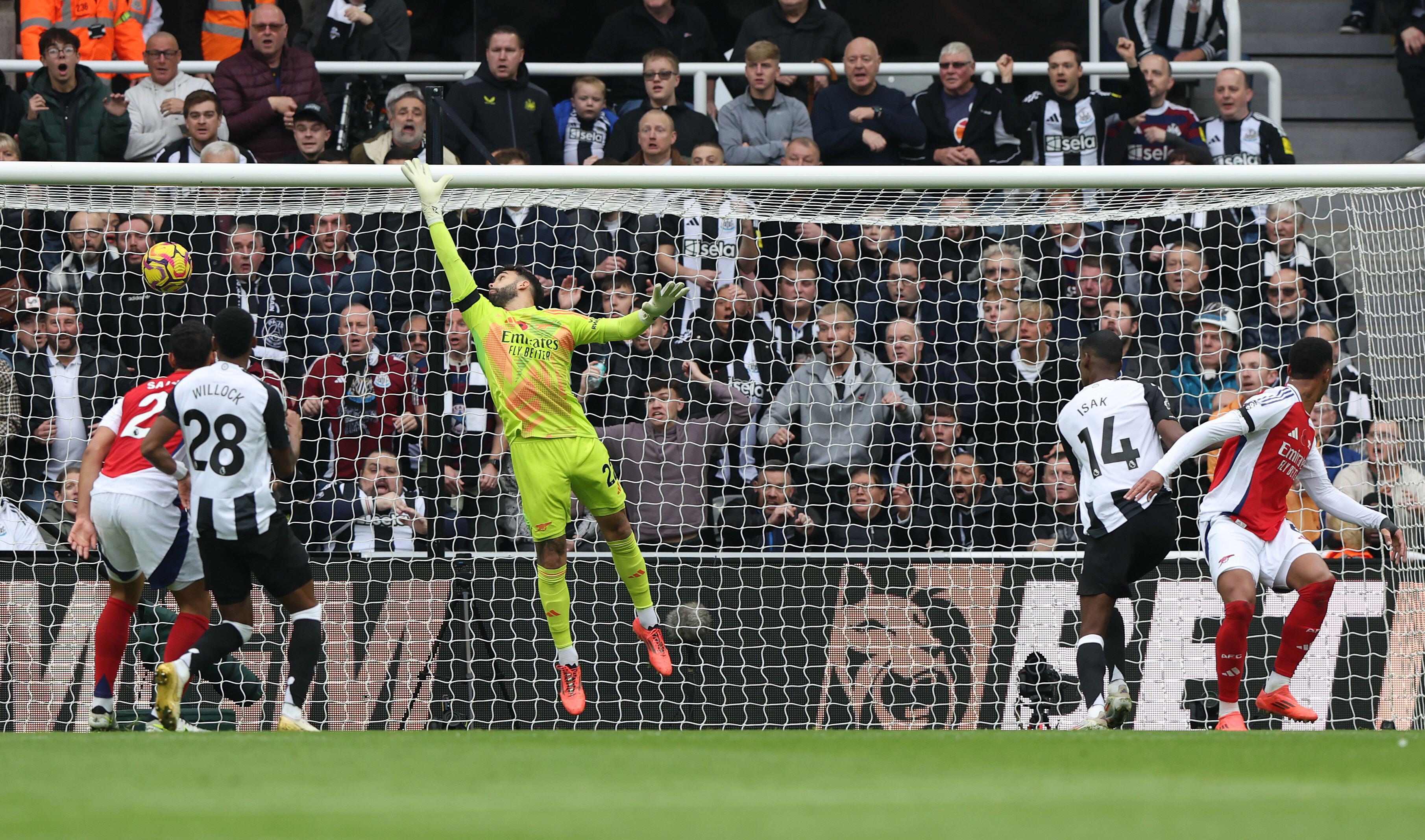 Alexander Isak scores for Newcastle against Arsenal, November 2024