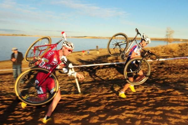 Davide Frattini (Fuji) and Troy Wells (Clif Bar) on the long beach run-up.
