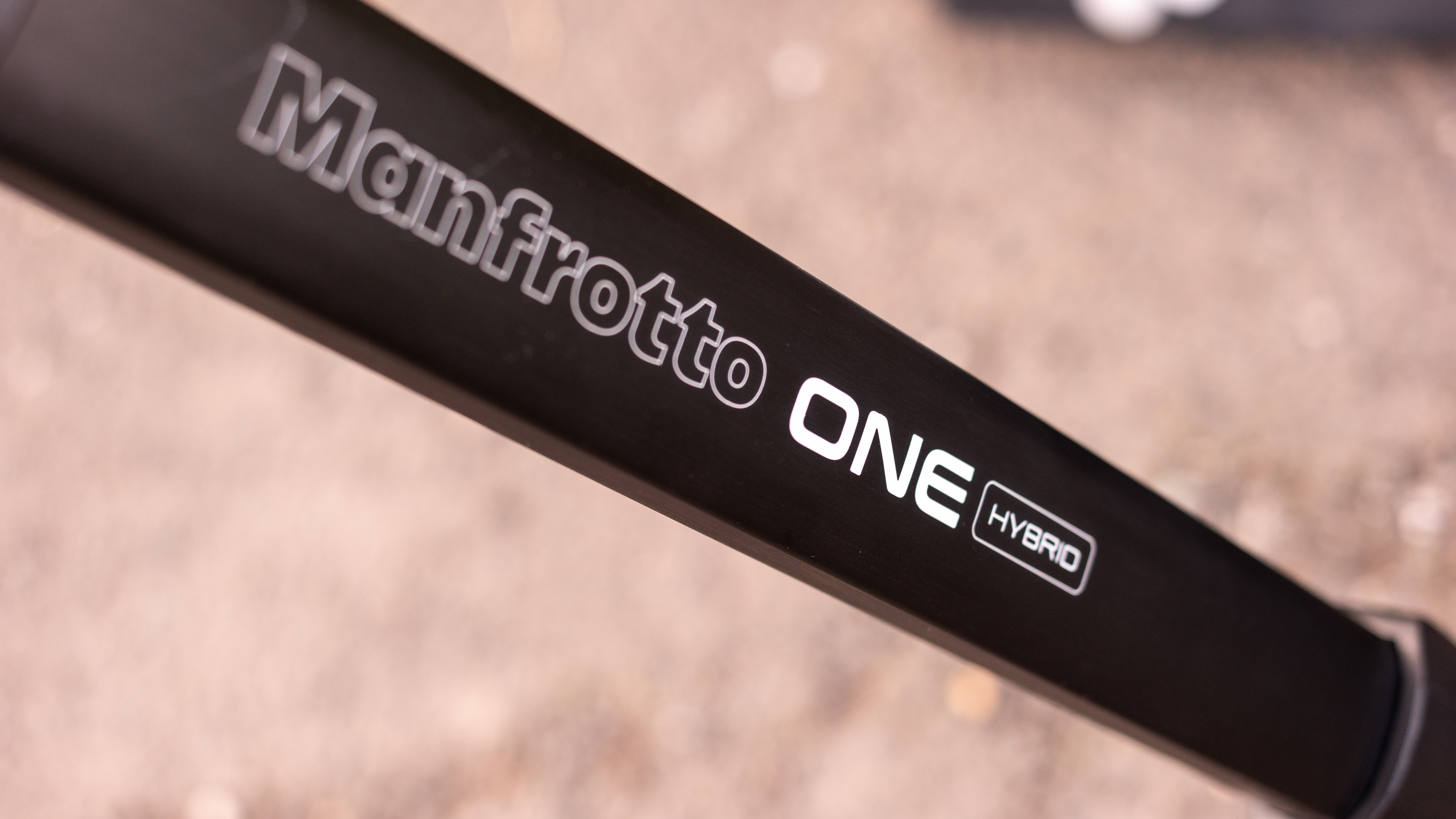 Крупный план гибридного штатива Manfrotto ONE снаружи.