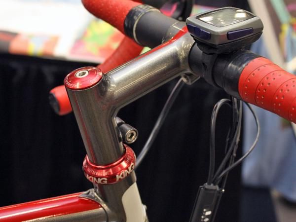 The brazed stem neatly integrated some built-in spacer for a more upright position.