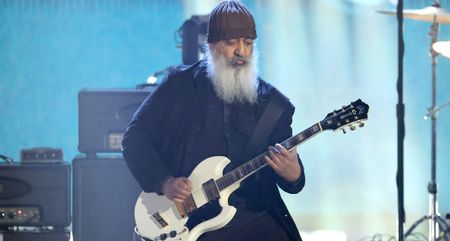 Kim Thayil plays live with his Guild Polara