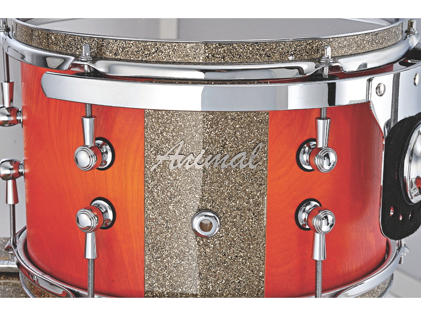 Ginger glass and glitter wrap decor is used on the Animal bass drum, floor toms and rack toms.