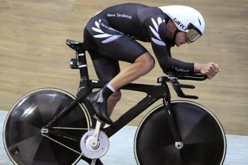 Peter Latham (New Zealand) rides to victory in the men's 4000m individual pursuit.