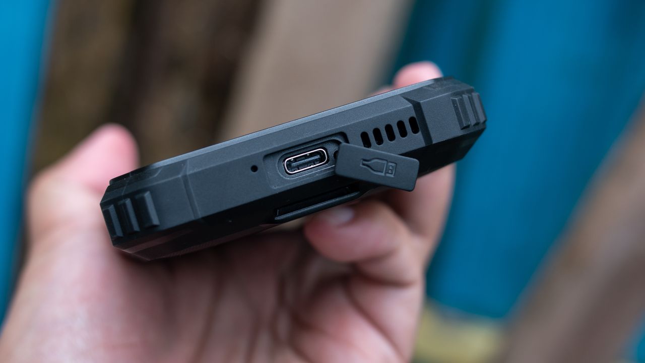 Blackview BV7100 charging port