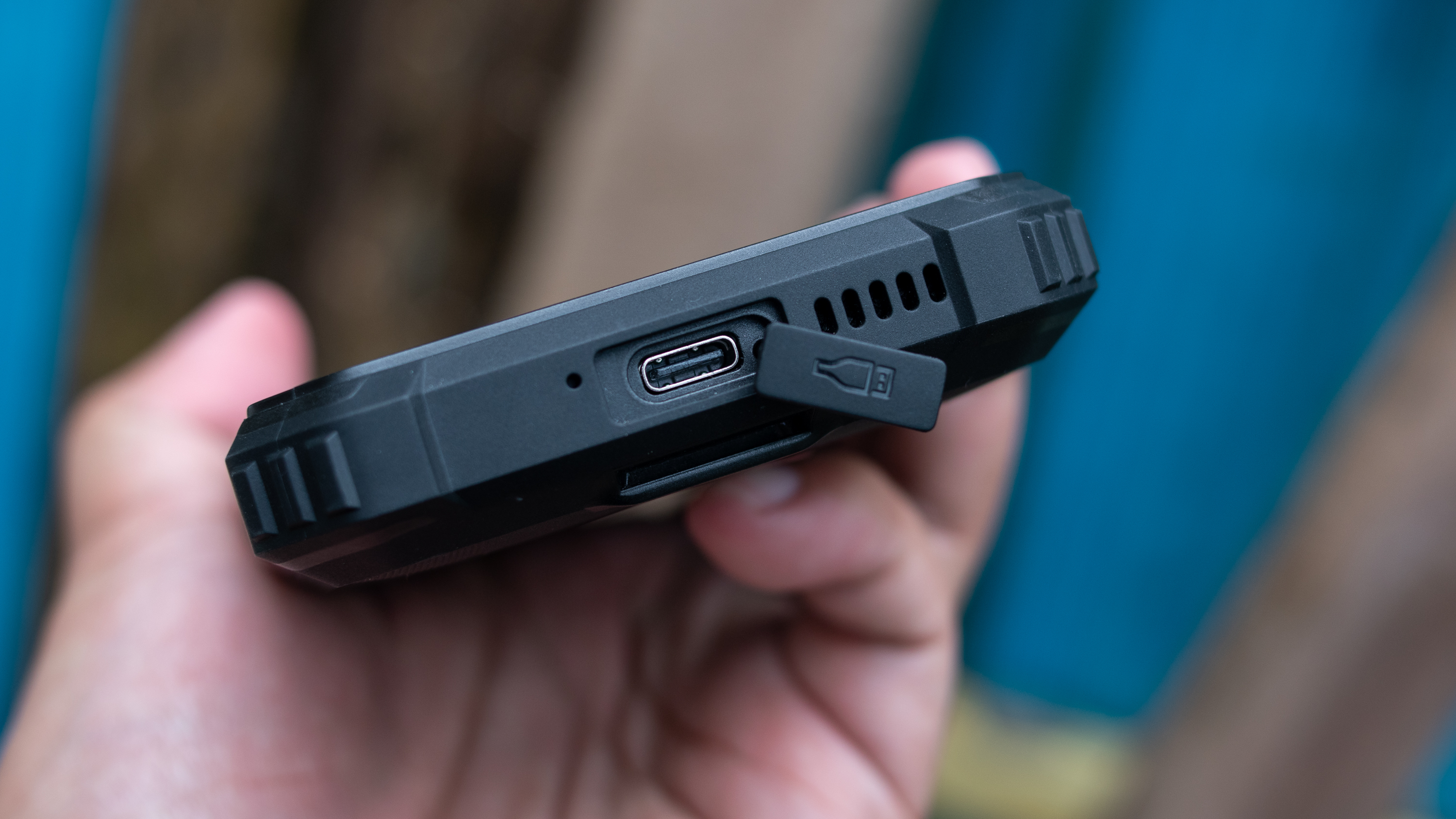 Blackview BV7100 charging port
