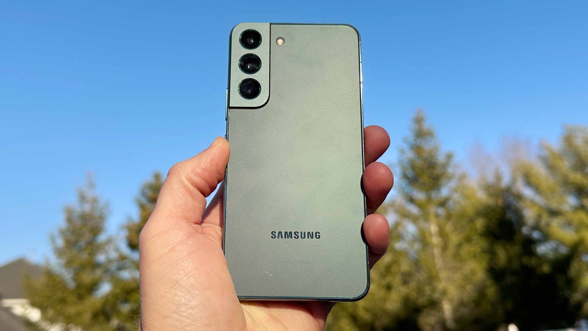 Samsung Galaxy S22 en la mano de vuelta