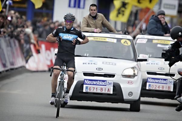 Flecha points to his sponsor, while Peter van Petegem looks on from the Director's car