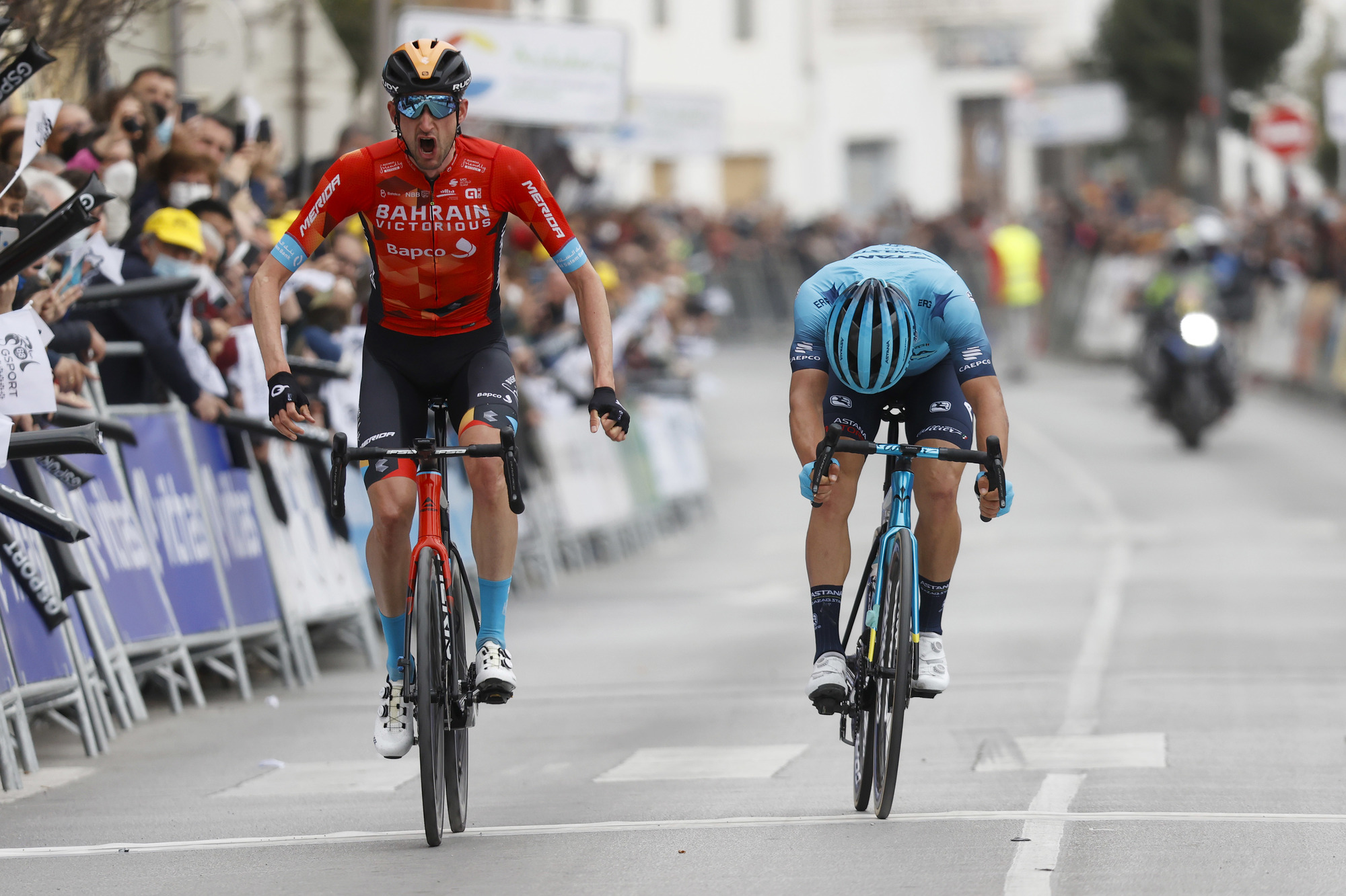 Vuelta a Andalucia - Ruta Del Sol 2022 - 68th Edition - 4th stage Cullar Vega - Baza 165,6 km - 19/02/2022 - Alexey Lutsenko (KAZ - Astana Qazaqstan Team) - Wout Poels (NED - Bahrain Victorious) - photo Luis Angel Gomez/SprintCyclingAgency©2022