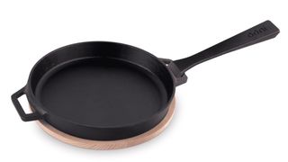 A black cast iron Ooni pan with a removable handle