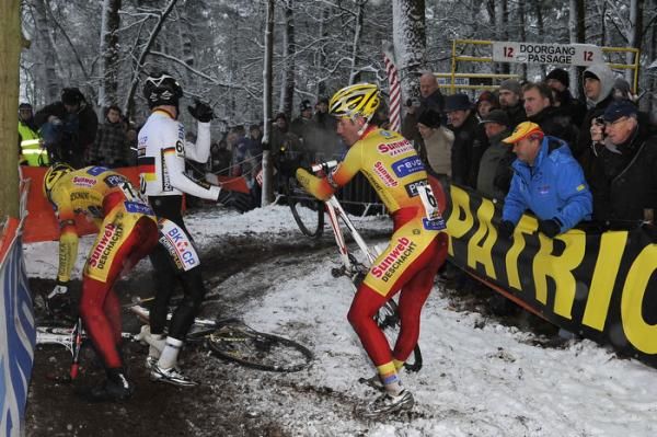 Klaas Vantornout (left), Philip Philipp Walsleben (center) and Martin Zl&aacute;mal&iacute;k untangle their bikes from a crash on the snowy circuit.