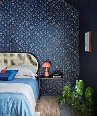 Bedroom color ideas with dark wallapaper