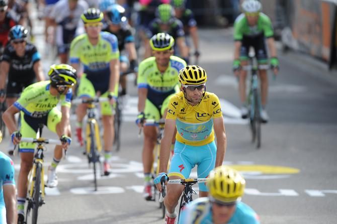 Vincenzo Nibali (Astana) gave up the maillot jaune