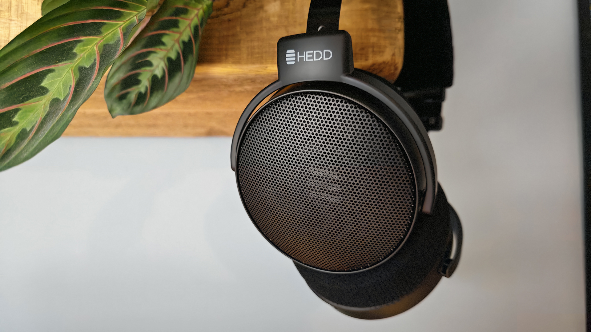 Various shots of the HEDD D1 headphones. 