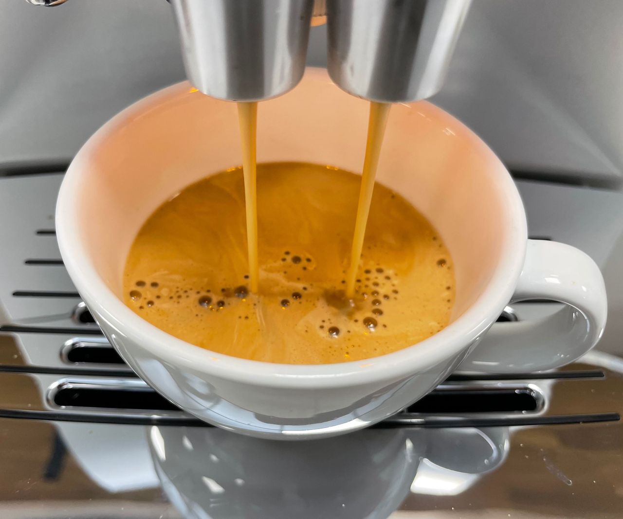 Jura Z10 brewing an Americano
