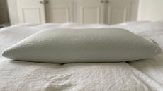 Side profile of the TheraPur® Memory Foam Ice Pillow