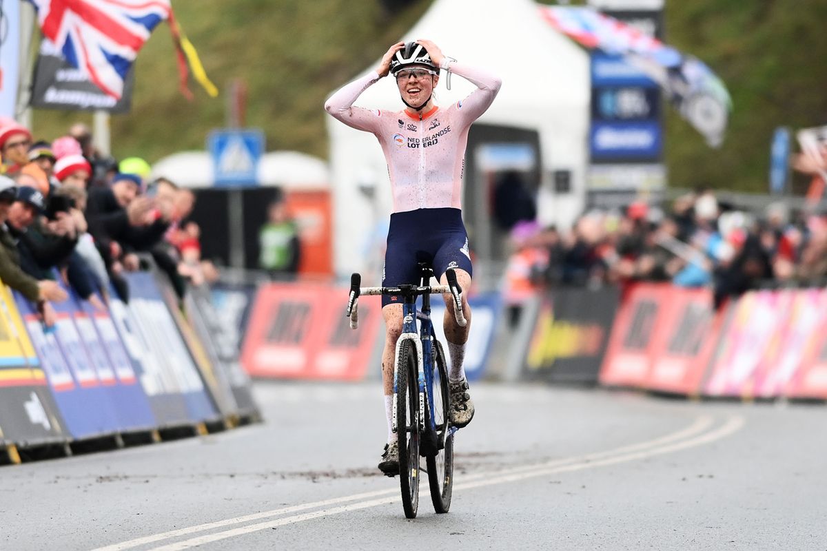 Fem Van Empel Storms To Elite Women S Title At Cyclocross World