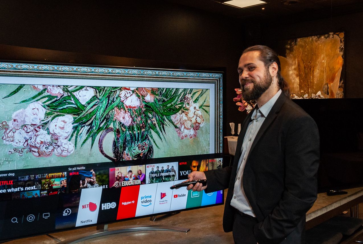 Erik Svalberg, produktspesialist i LG, viser frem WebOS.
