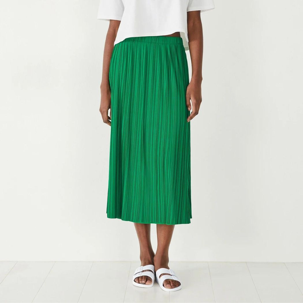 Your wardrobe needs a hardworking emerald skirt, here’s why | Marie ...