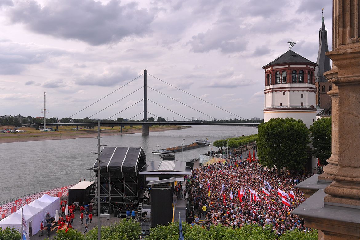 D&uuml;sseldorf came out for the Tour de France presentations